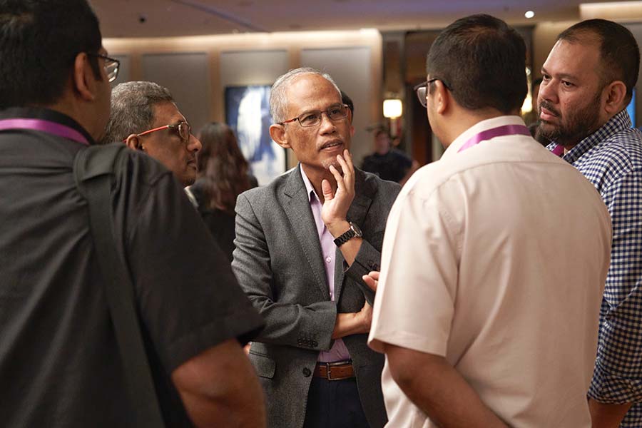 Minister Masagos Zulkifli exchanging views with participants at the Forward Singapore engagement with corporates on 17 April 2023. (Photo by MCI / Kevin) 