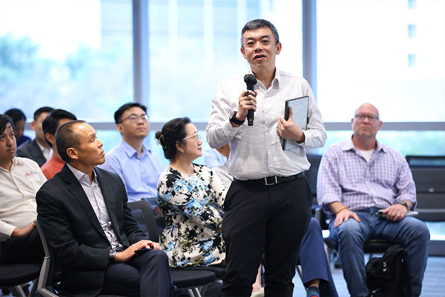 A member of the Singapore Business Federation raising his question to the panel  