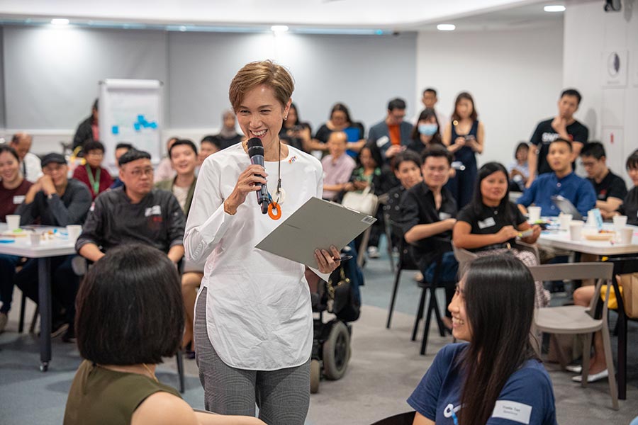 Minister Teo presenting her closing remarks at the Forward Singapore engagement.