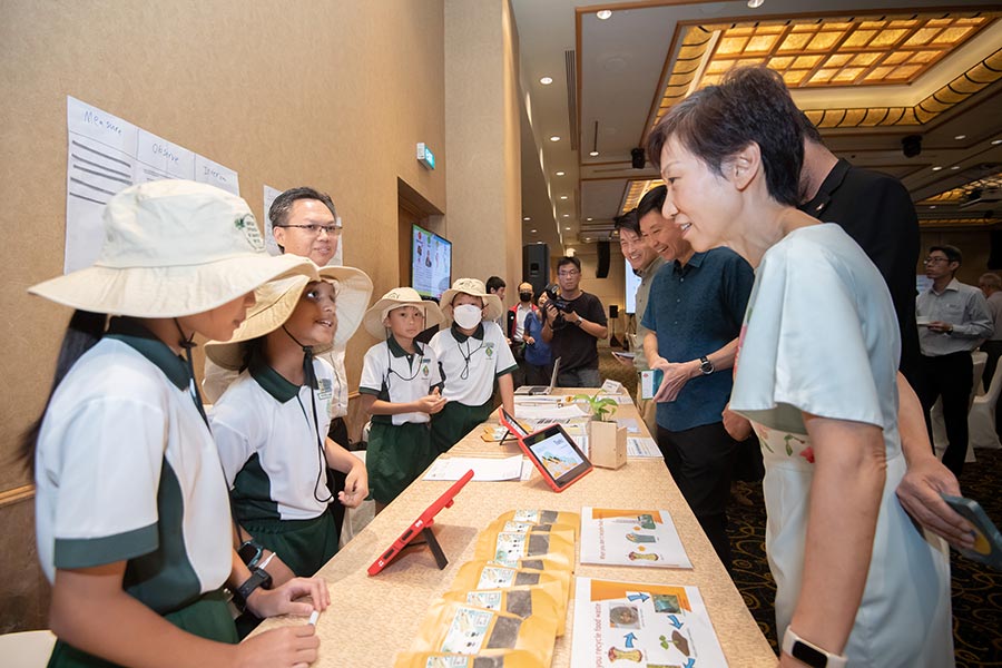 Minister Grace Fu speaking with the students from Xingnan Primary School about their Eco Avenger Project. Credit: MCI / Syafiq