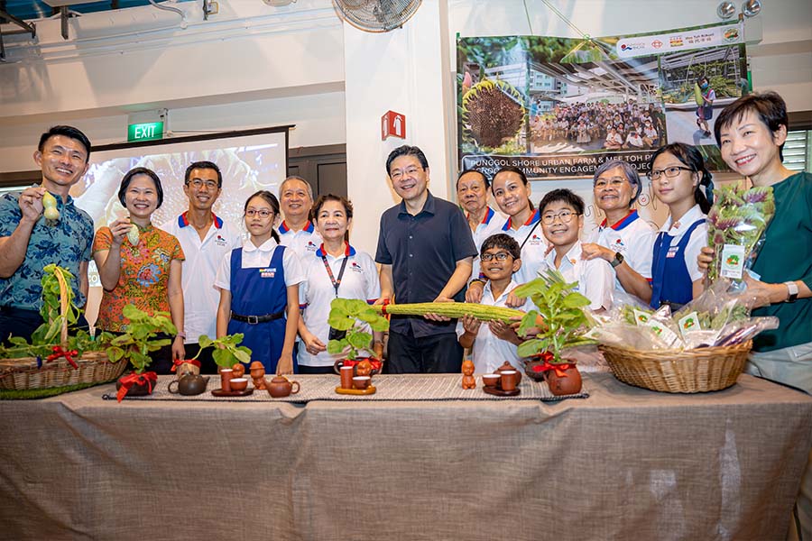 DPM Wong with the students from Mee Too Primary School and volunteers from Punggol Shore urban farm, one of the partners of Go Green SG.