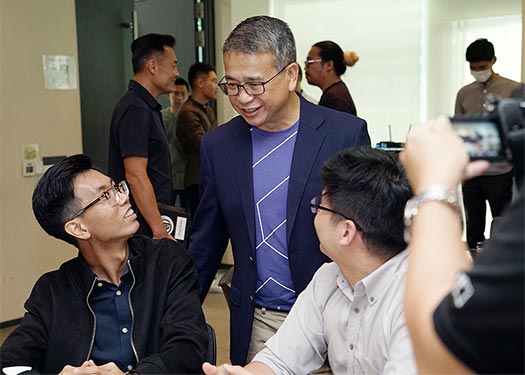 Minister Edwin Tong engaging youth leaders on the challenges in building and maintaining social cohesion.