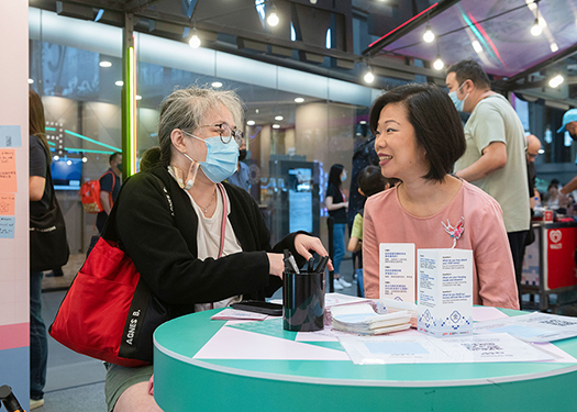 Senior Minister of State Sim Ann exchanging views with a visitor at MND’s housing roadshow.